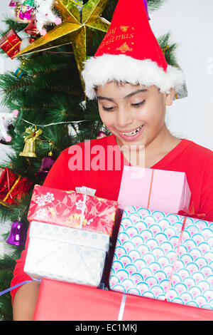 Un jeune indien Festival de Noël cadeau Banque D'Images