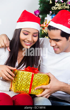 Couple indien Festival de Noël cadeau surprise Banque D'Images