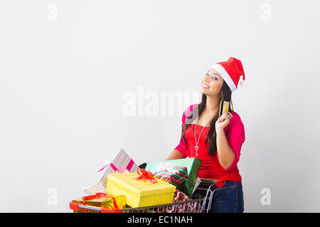 Une dame indienne Festival de Noël cadeau en ligne shopping Banque D'Images