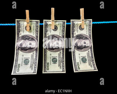 Trois cent billets dollar accroché sur fil à linge avec du joint sur fond noir clips Banque D'Images