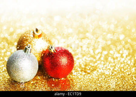 Boules de Noël colorées sur shining glitter close-up Banque D'Images