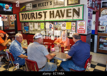 Illinois Hamel, autoroute historique route 66, Weezy's, restaurant restaurants repas café cafés, intérieur, table, homme hommes hommes, seniors citiz Banque D'Images