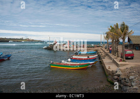 Le Chili, l'île de Pâques ou Rapa Nui, zone du port de Hanga Roa. Caleta" ou "Cove, du port de pêche. Bateaux de pêche colorés. Banque D'Images