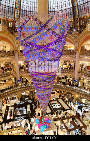 L'intérieur, de la cathédrale et de l'envers, l'arbre de Noël des Galeries Lafayette, Paris, Ile-de-France, France Banque D'Images