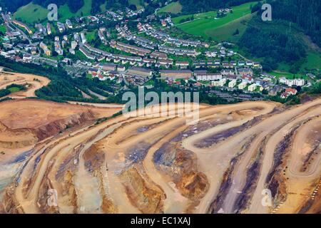 L'extraction du minerai à ciel ouvert et de travailleurs des établissements humains, Erzberg montagne à Eisenerz, Styrie, Autriche Banque D'Images