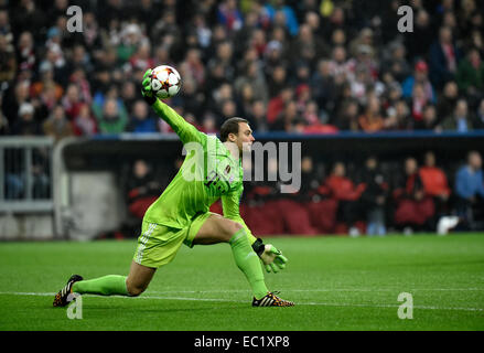 Gardien de but Manuel Neuer, FC Bayern Munich, lancer la balle, Allianz Arena, Munich, Bavière, Allemagne Banque D'Images