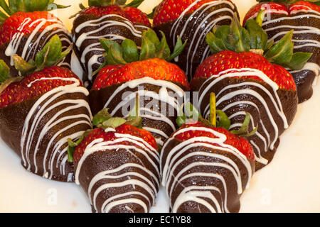 Assiette à dessert avec des fraises au chocolat Banque D'Images