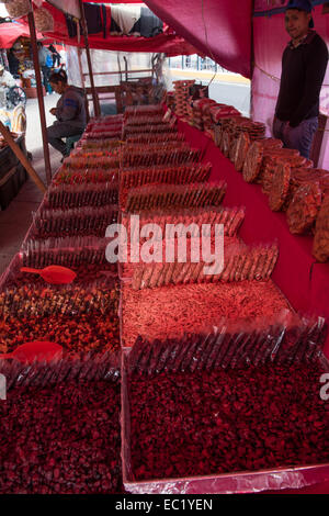 Panier alimentaire de bonbons traditionnels mexicains, près de Hidalgo, Mexico,Mexique Banque D'Images