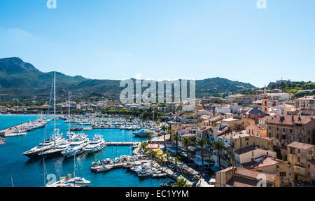 Port et promenade, vue sur la ville de Calvi, Corse, France Banque D'Images