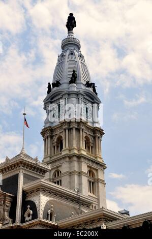 Philadelphie, Pennsylvanie : 548 pied haute tour surmontée d'Alexander Milne Calder a statue de William Penn Banque D'Images