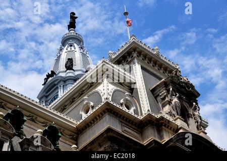 Philadelphie, Pennsylvanie : 548 pied haute tour surmontée d'Alexander Milne Calder a statue de William Penn au sommet de l'Hôtel de Ville Banque D'Images