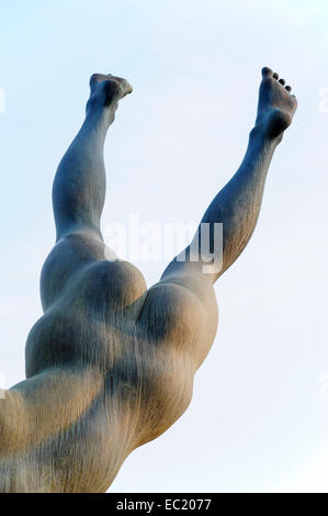 Détail, jeune fille à la fontaine du Dauphin, par David Wynne, St Katharine Pier, Londres, Angleterre, Royaume-Uni Banque D'Images