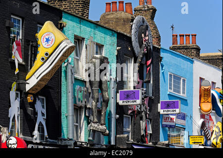 Dans l'avant boutique Camden High Street, Camden Market, Camden Town, Londres, Angleterre, Royaume-Uni Banque D'Images