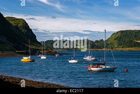 Bateaux à voile dans le son de Kerrera à Oban, Ecosse, Royaume-Uni Banque D'Images