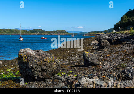 Bateaux à voile dans le son de Kerrera à Oban, Ecosse, Royaume-Uni Banque D'Images