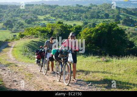 Dominikanische Republik, Halbinsel Samana, Los Galeras, Radfahrer auf dem Weg zum Restaurant El Monte Azul bei der Siedlung Guaz Banque D'Images