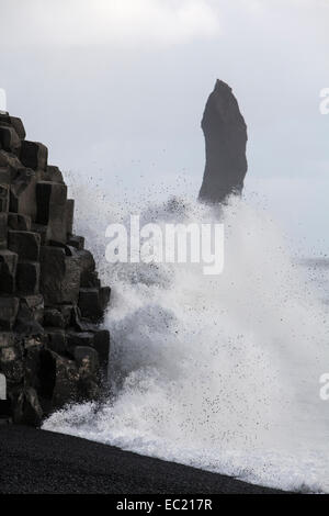Pinnacles de Reynisdrangar, Vik i Myrdal, Mýrdalur, Région du Sud, Islande Banque D'Images
