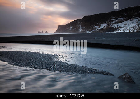 Pinnacles de Reynisdrangar, Vik i Myrdal, Mýrdalur, Région du Sud, Islande Banque D'Images