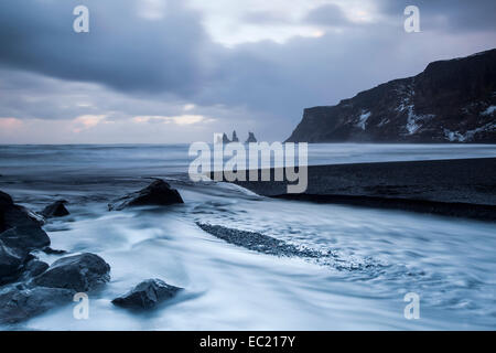 Pinnacles de Reynisdrangar, Vik i Myrdal, Mýrdalur, Région du Sud, Islande Banque D'Images