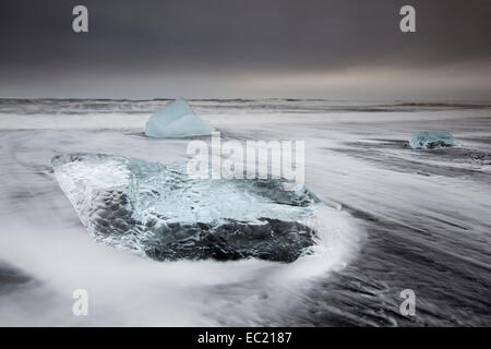 De la glace sur la plage, Jokulsarlon, Région de l'Est, l'Islande Banque D'Images