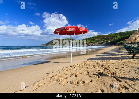 Lifeguard's parasol sur la plage de Biodola, Elba Island, Italy Banque D'Images
