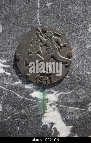 Plaque sur un monument commémoratif de guerre de Crète marquant l'invasion allemande de la seconde guerre mondiale. Banque D'Images