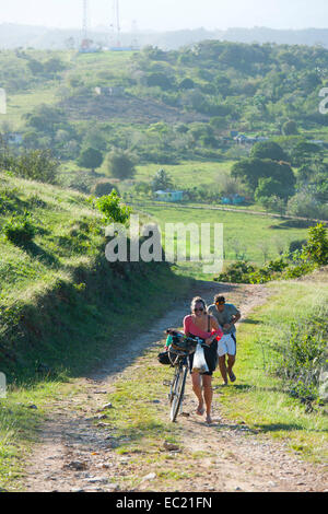 Dominikanische Republik, Halbinsel Samana, Los Galeras, Radfahrer auf dem Weg zum Restaurant El Monte Azul bei der Siedlung Guaz Banque D'Images