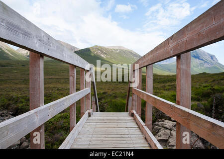 Pont de bois sur Allt Dearg Mor avec une vue vers Glen Sligachan, Ile de Skye, Ecosse, Royaume-Uni Banque D'Images