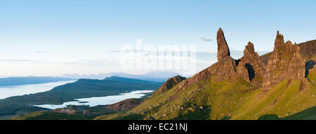 Le vieil homme de Storr à l'aube avec le Loch Leathan derrière, et les Cuillin Ridge en distance, Ile de Skye, Ecosse, Royaume-Uni Banque D'Images