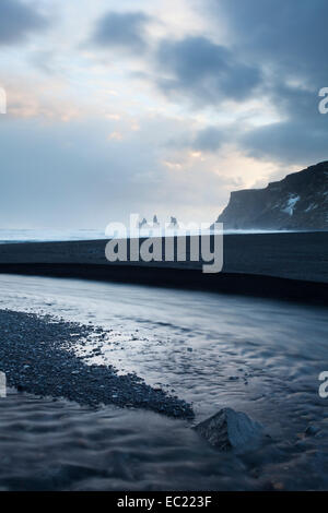 Pinnacles de Reynisdrangar, Vik i Myrdal, Mýrdalur, Région du Sud, Islande Banque D'Images