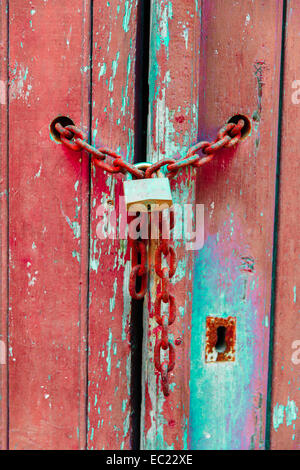 Serrure sur une porte en bois, chaîne Banque D'Images