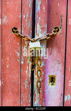 Serrure sur une porte en bois, chaîne Banque D'Images