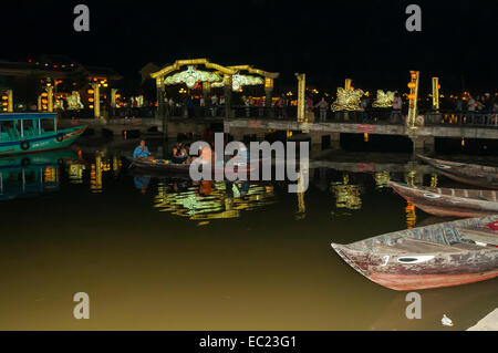 Riverside dans le vieux quartier de nuit, Hoi An, Vietnam Banque D'Images