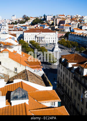 Vue sur la Praça de Dom Pedro IV (Rossio Square) de Elevador de Santa Justa. Lisbonne, Portugal. Banque D'Images