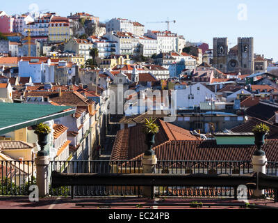Vue depuis le Bairro Alto, Alfama Baixa et cathédrale Sé. Lisbonne, Portugal. Banque D'Images