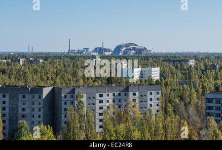 Ancienne et nouvelle construction sarcophage recouvrant le réacteur nucléaire no. 4 dans la centrale nucléaire de Tchernobyl, l'Ukraine Banque D'Images