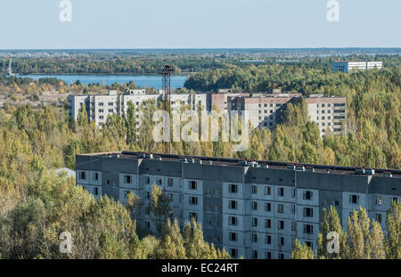 Voir à partir de 16 étages du bloc d'appartements sur toit Héros de Stalingrad St dans la ville abandonnée Pripyat, zone d'exclusion de Tchernobyl, l'Ukraine Banque D'Images