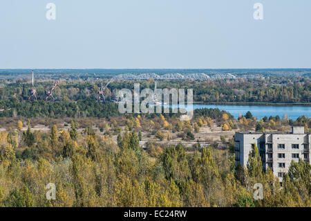 Voir à partir de 16 étages du bloc d'appartements sur toit Héros de Stalingrad St dans la ville abandonnée Pripyat, zone d'exclusion de Tchernobyl, l'Ukraine Banque D'Images