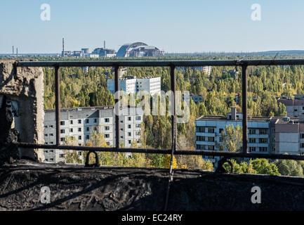 Voir à partir de 16 étages du bloc d'appartements sur toit Héros de Stalingrad St dans la ville abandonnée Pripyat, zone d'exclusion de Tchernobyl, l'Ukraine Banque D'Images