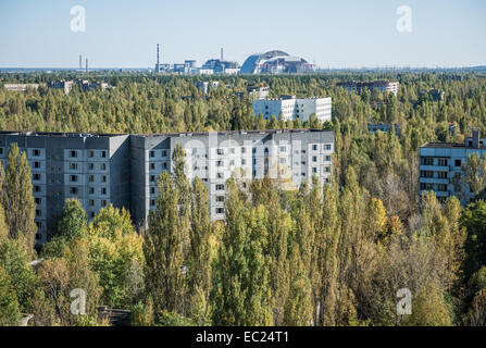 Voir à partir de 16 étages du bloc d'appartements sur toit Héros de Stalingrad St dans la ville abandonnée Pripyat, zone d'exclusion de Tchernobyl, l'Ukraine Banque D'Images