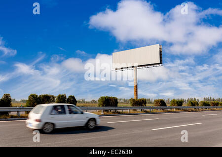 Blank billboard et véhicule floue Banque D'Images