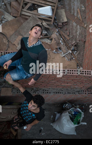 Le Caire, Égypte. 13Th Nov, 2014. Deux jeunes Egyptiens regarder les pigeons voler dans Mohandesen, district ouest du Caire, Egypte, le 13 novembre, 2014. © Chaoyue Pan/Xinhua/Alamy Live News Banque D'Images