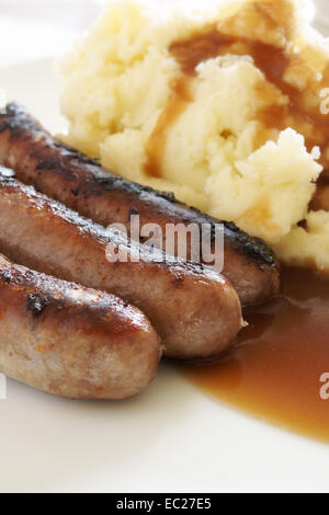 Bangers & Mash un copieux repas de saucisses et purée de pommes de terre avec la sauce Banque D'Images