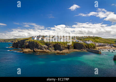 Cornish village Port Isaac en haut d'une falaise, Cornwall, Angleterre Banque D'Images