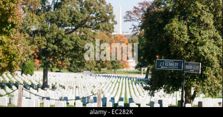 Le cimetière d'Arlington, direction de J F Kennedy tombe et tombe du Soldat inconnu à la rangée de pierres tombales blanches iconiques. Banque D'Images