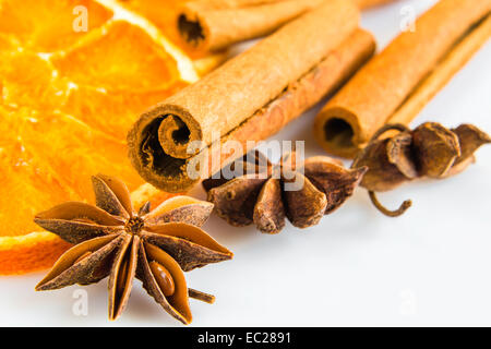 Quelques étoiles d'anis et la cannelle de Chine avec bagues d'orange séchée Banque D'Images