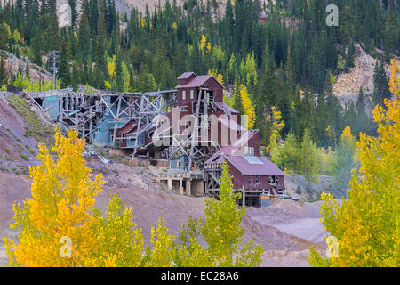 Les bâtiments miniers abandonnés le long de la Route 50 dans les Montagnes Rocheuses du Colorado Banque D'Images