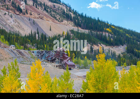 Les bâtiments miniers abandonnés le long de la Route 50 dans les Montagnes Rocheuses du Colorado Banque D'Images