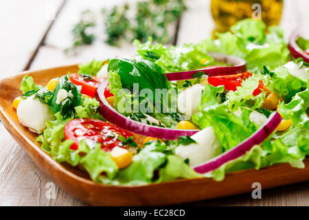 Avec salade de tomates et mozzarella Mini maïs Banque D'Images