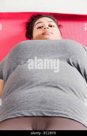 Dame obèse indiens s'étend Banque D'Images